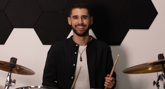 Profesor CODA practicando su instrumento como parte de los hábitos diarios que enseñamos en CODA Music School CDMX